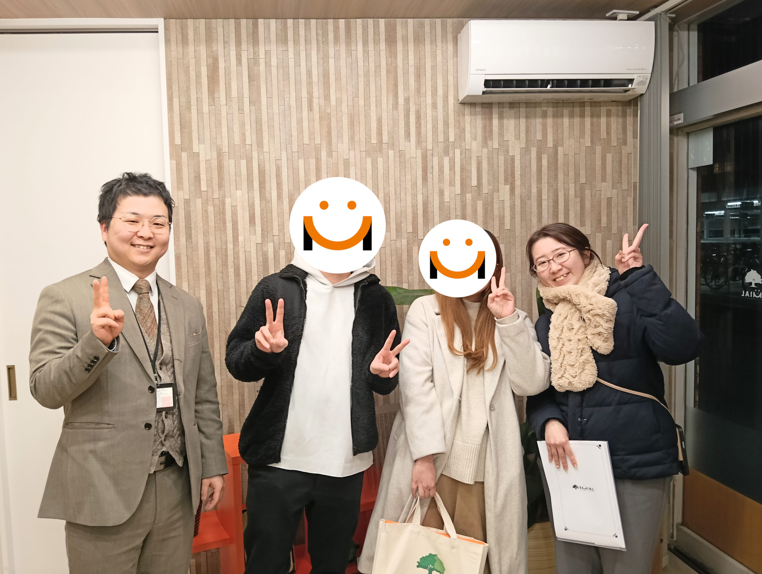 東武東上線「みずほ台駅」最寄りの富士見市下南畑34条11号の土地（住宅用地）をご購入いただきました。市街化調整区域の土地面積200㎡（60坪）超えで、明るく開放的な角地の土地を気に入ってくださいました。ハウスメーカーのご担当者様も一緒に記念撮影です。素敵な注文住宅が完成することを願っております。