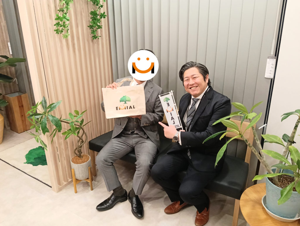 ふじみ野市上福岡の不動産会社EMIALのお客様との写真。上尾市小敷谷の中古戸建をご売却のS様との記念撮影。