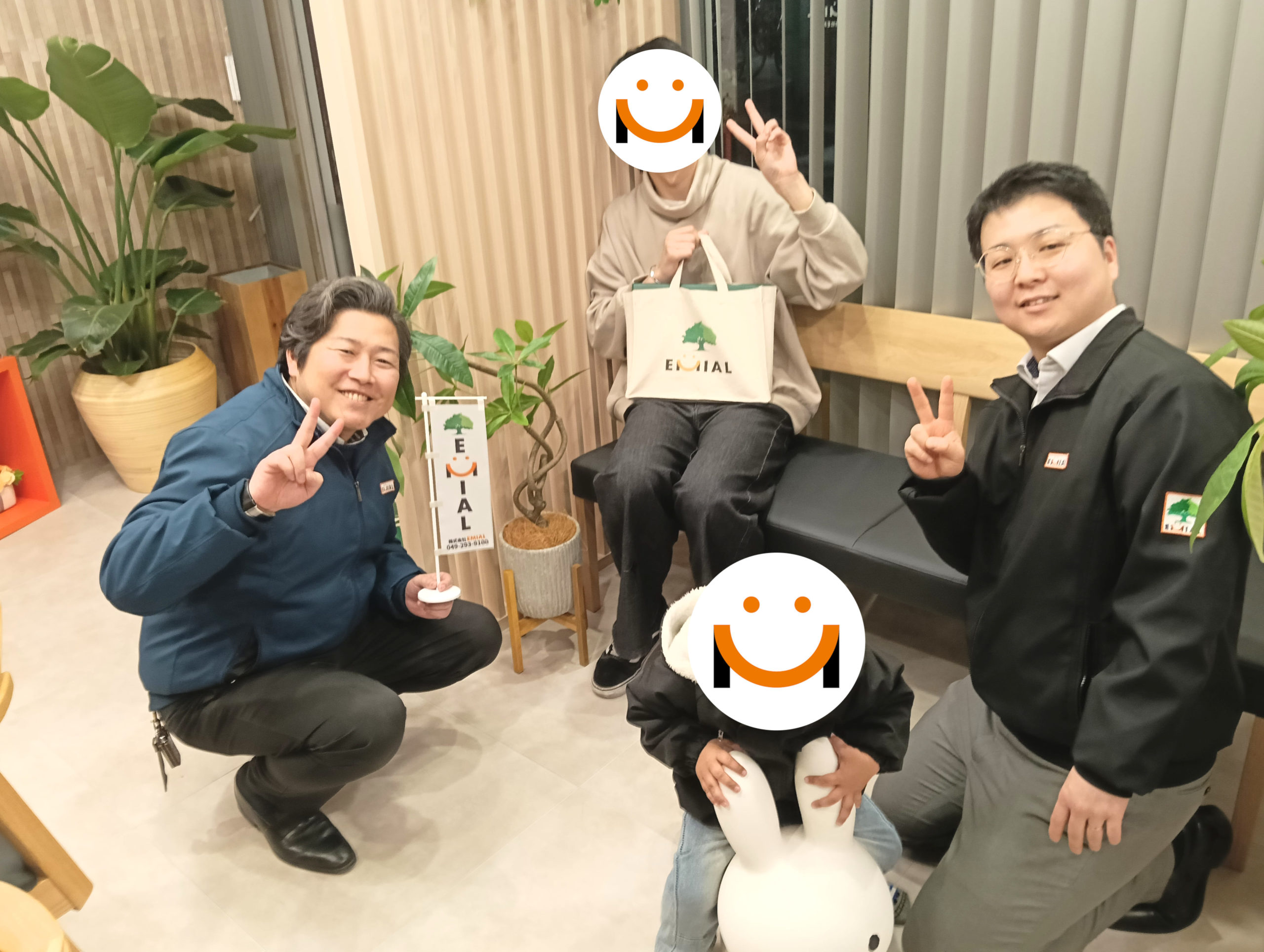 ふじみ野市上福岡の不動産会社EMIALのお客様とのお写真。ふじみ野市上福岡の新築戸建をご購入のA様との記念写真です。