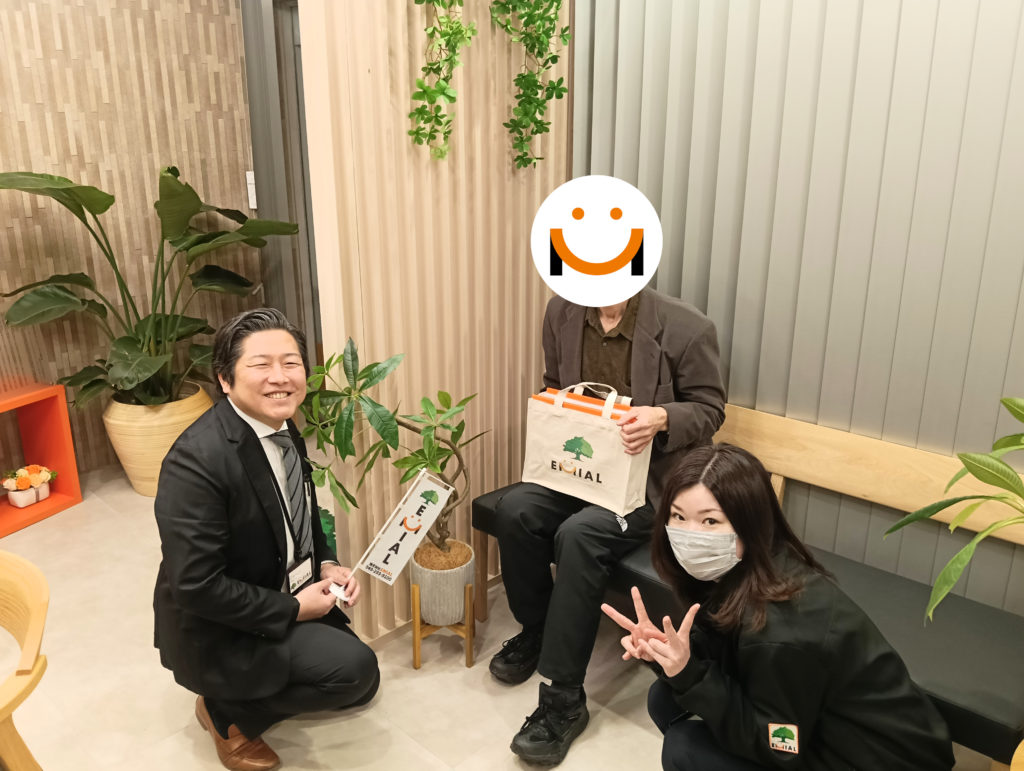 ふじみ野市上福岡の不動産会社EMIALのお客様写真。上尾市小敷谷の築浅デザイン中古戸建をご購入のK様との記念撮影です。