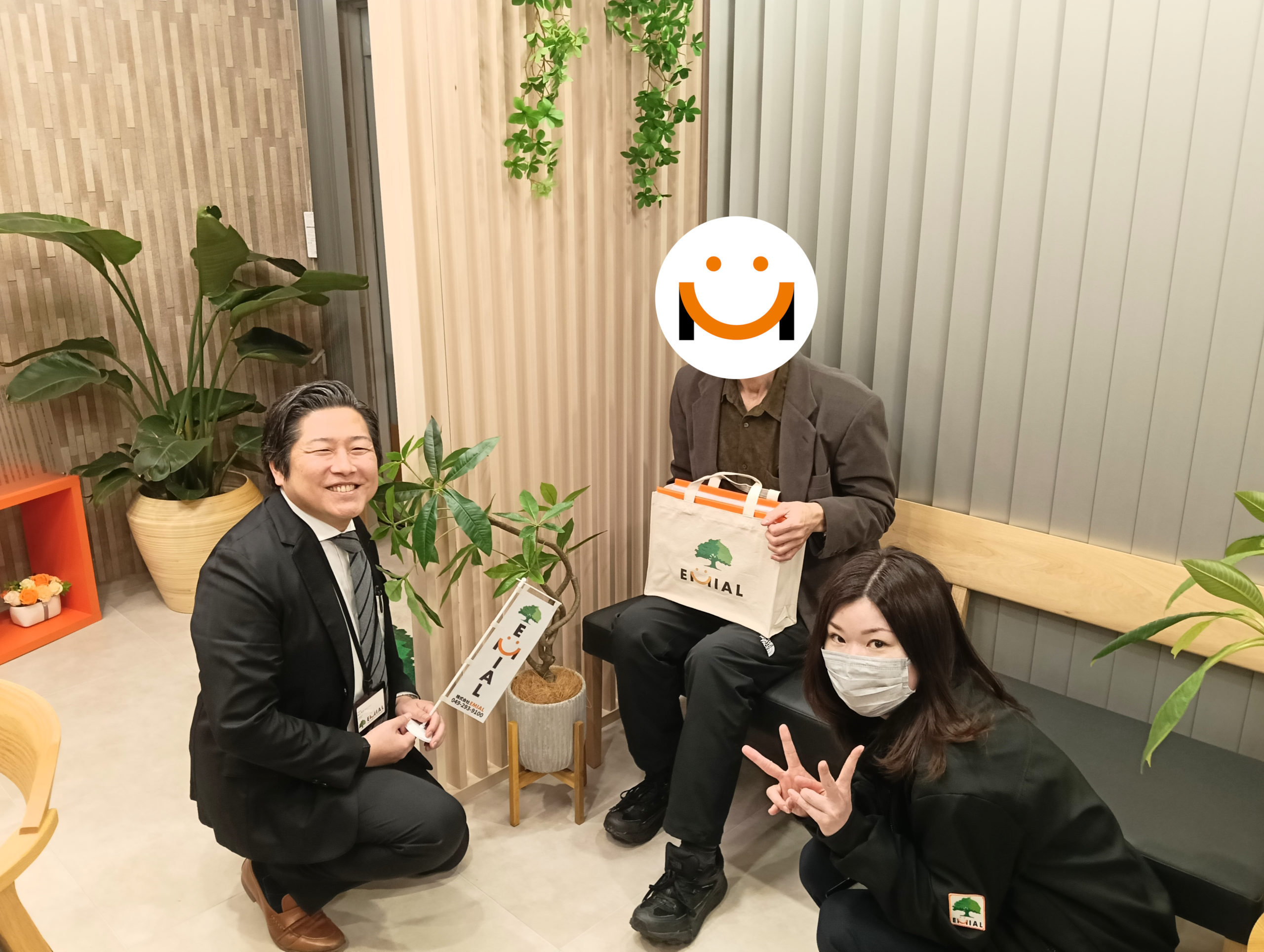 ふじみ野市上福岡の不動産会社EMIALのお客様写真。上尾市小敷谷の築浅デザイン中古戸建をご購入のK様との記念撮影です。